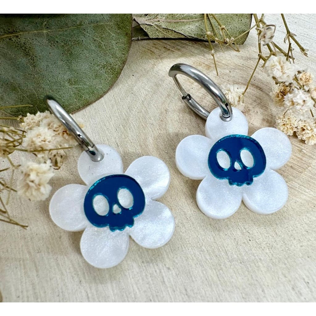 Nuestros Pendientes Flor de Calavera llegan para romper moldes en la Colección Halloween 2025 de Judithconalma, combinando el toque más rebelde del Halloween con la dulzura de una flor. Un diseño exclusivo, alegre y con mucha personalidad, hecho a mano con metacrilatos de importación de alta calidad.