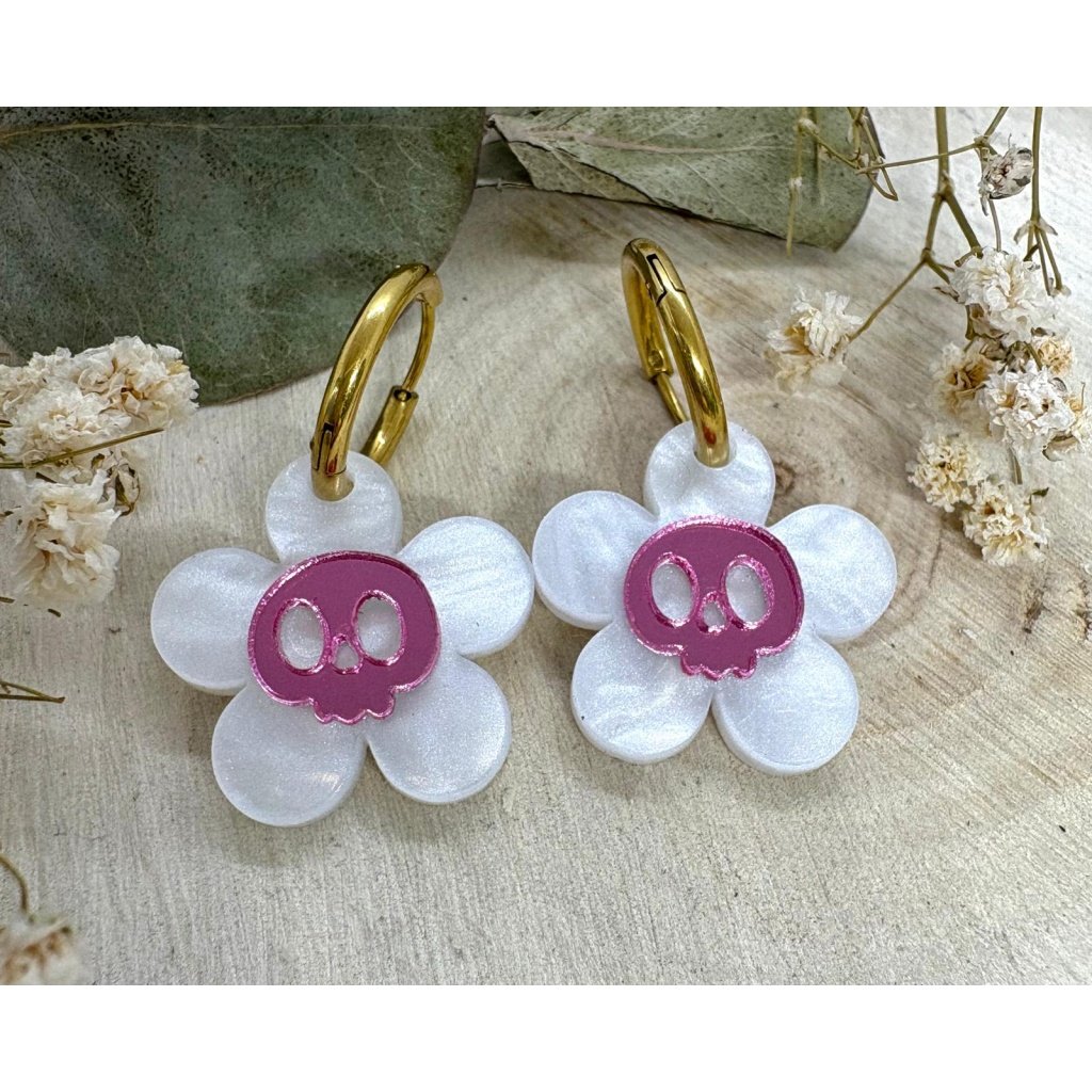 Nuestros Pendientes Flor de Calavera llegan para romper moldes en la Colección Halloween 2025 de Judithconalma, combinando el toque más rebelde del Halloween con la dulzura de una flor. Un diseño exclusivo, alegre y con mucha personalidad, hecho a mano con metacrilatos de importación de alta calidad.