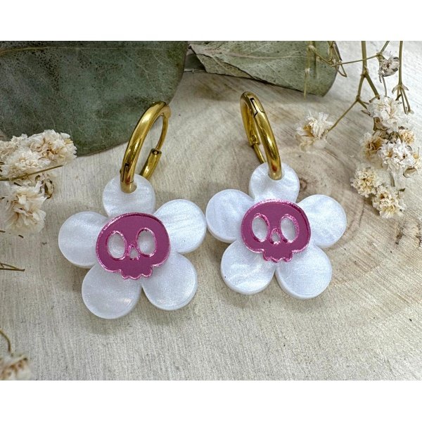 Nuestros Pendientes Flor de Calavera llegan para romper moldes en la Colección Halloween 2025 de Judithconalma, combinando el toque más rebelde del Halloween con la dulzura de una flor. Un diseño exclusivo, alegre y con mucha personalidad, hecho a mano con metacrilatos de importación de alta calidad.