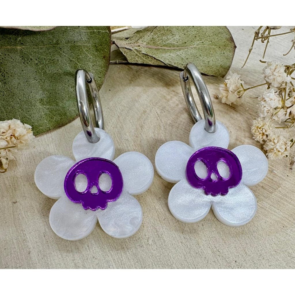 Nuestros Pendientes Flor de Calavera llegan para romper moldes en la Colección Halloween 2025 de Judithconalma, combinando el toque más rebelde del Halloween con la dulzura de una flor. Un diseño exclusivo, alegre y con mucha personalidad, hecho a mano con metacrilatos de importación de alta calidad.