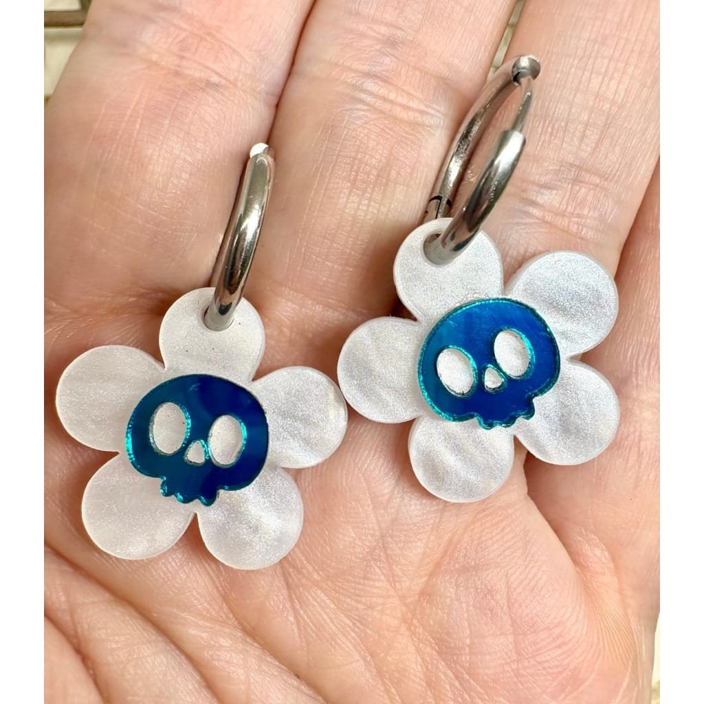 Nuestros Pendientes Flor de Calavera llegan para romper moldes en la Colección Halloween 2025 de Judithconalma, combinando el toque más rebelde del Halloween con la dulzura de una flor. Un diseño exclusivo, alegre y con mucha personalidad, hecho a mano con metacrilatos de importación de alta calidad.