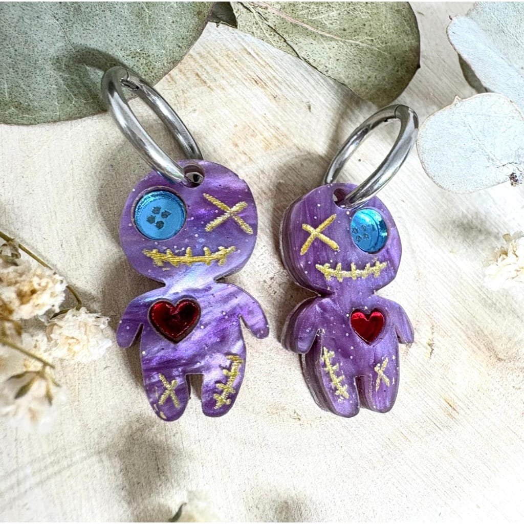 Si te encantan los complementos diferentes, con personalidad y un toque misterioso, los Pendientes Muñeco Vudú de Judithconalma te van a enamorar desde el primer vistazo.