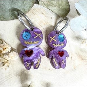 Si te encantan los complementos diferentes, con personalidad y un toque misterioso, los Pendientes Muñeco Vudú de Judithconalma te van a enamorar desde el primer vistazo.