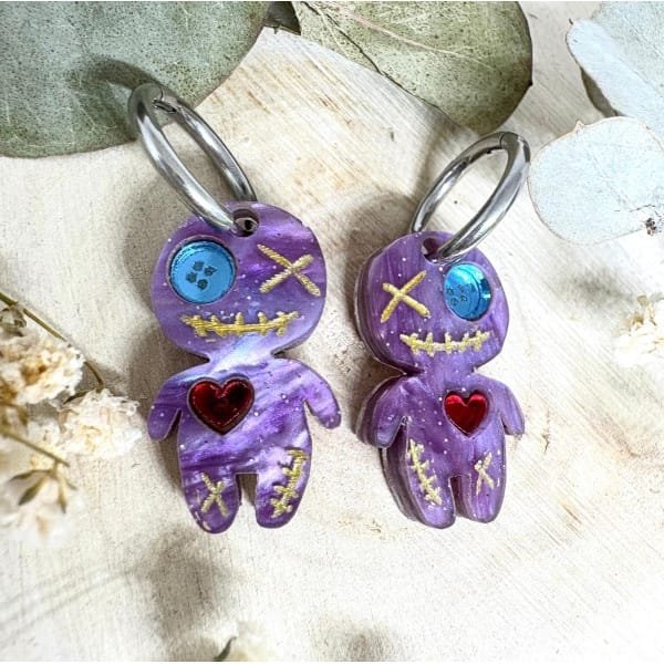 Si te encantan los complementos diferentes, con personalidad y un toque misterioso, los Pendientes Muñeco Vudú de Judithconalma te van a enamorar desde el primer vistazo.