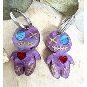 Si te encantan los complementos diferentes, con personalidad y un toque misterioso, los Pendientes Muñeco Vudú de Judithconalma te van a enamorar desde el primer vistazo.