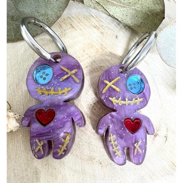 Si te encantan los complementos diferentes, con personalidad y un toque misterioso, los Pendientes Muñeco Vudú de Judithconalma te van a enamorar desde el primer vistazo.