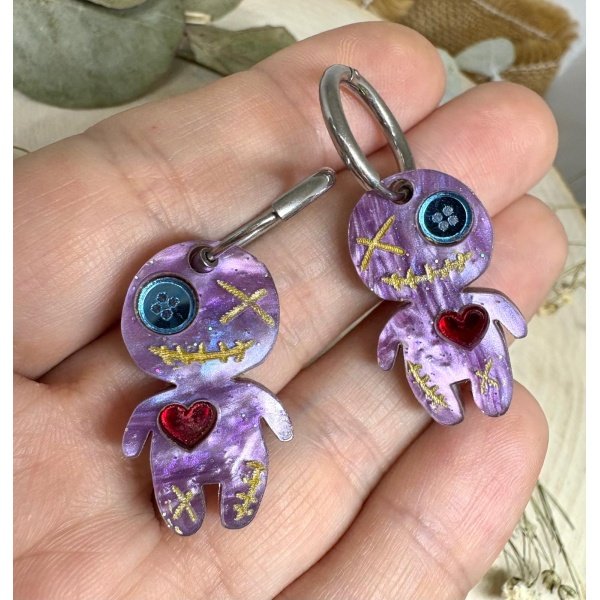 Si te encantan los complementos diferentes, con personalidad y un toque misterioso, los Pendientes Muñeco Vudú de Judithconalma te van a enamorar desde el primer vistazo.