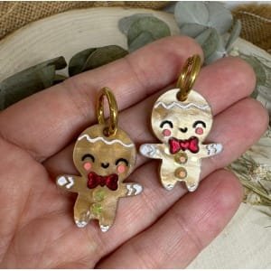 Los Pendientes Galleta de Jengibre llegan a Judithconalma para convertirse en uno de los accesorios más adorables y originales de esta Navidad. Inspirados en el icono más dulce de las fiestas, estos pendientes combinan ternura, brillo y ese toque totalmente artesanal que caracteriza nuestras colecciones navideñas. Fabricados en metacrilato de alta calidad con acabado perlado y detalles pintados a mano, cada galletita tiene un encanto único: mejillas sonrosadas, sonrisa adorable y un lazo rojo efecto espejo que aporta un toque festivo espectacular. Una pieza luminosa y superligera, diseñada para brillar en cenas, quedadas familiares, sesiones de fotos navideñas o cualquier look especial de estas fiestas.