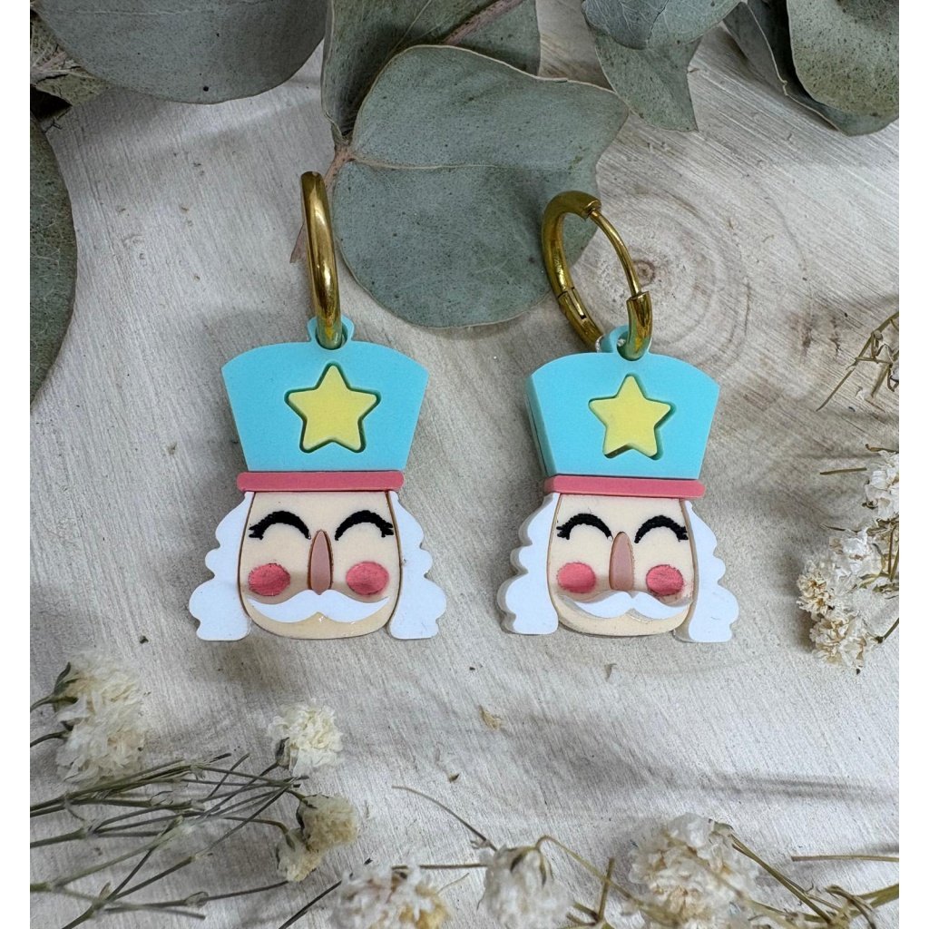 Pendientes Navidad Cascanueces Fabricados con metacrilatos de importación de varios colores y con maquina de alta precisión. Materiales de Calidad: Nuestros pendientes están elaborados con metacrilato de alta calidad, garantizando durabilidad y un acabado brillante que realza cualquier atuendo.