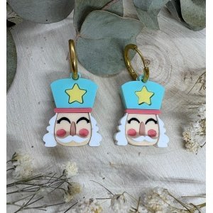 Pendientes Navidad Cascanueces Fabricados con metacrilatos de importación de varios colores y con maquina de alta precisión. Materiales de Calidad: Nuestros pendientes están elaborados con metacrilato de alta calidad, garantizando durabilidad y un acabado brillante que realza cualquier atuendo.