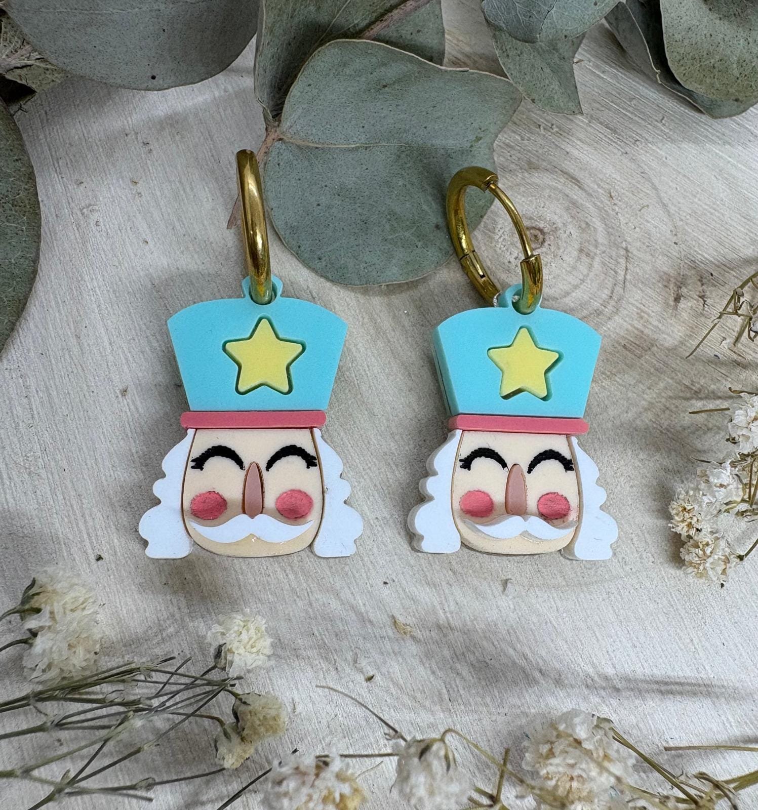 Pendientes Navidad Cascanueces Fabricados con metacrilatos de importación de varios colores y con maquina de alta precisión. Materiales de Calidad: Nuestros pendientes están elaborados con metacrilato de alta calidad, garantizando durabilidad y un acabado brillante que realza cualquier atuendo.