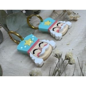 Pendientes Navidad Cascanueces Fabricados con metacrilatos de importación de varios colores y con maquina de alta precisión. Materiales de Calidad: Nuestros pendientes están elaborados con metacrilato de alta calidad, garantizando durabilidad y un acabado brillante que realza cualquier atuendo.