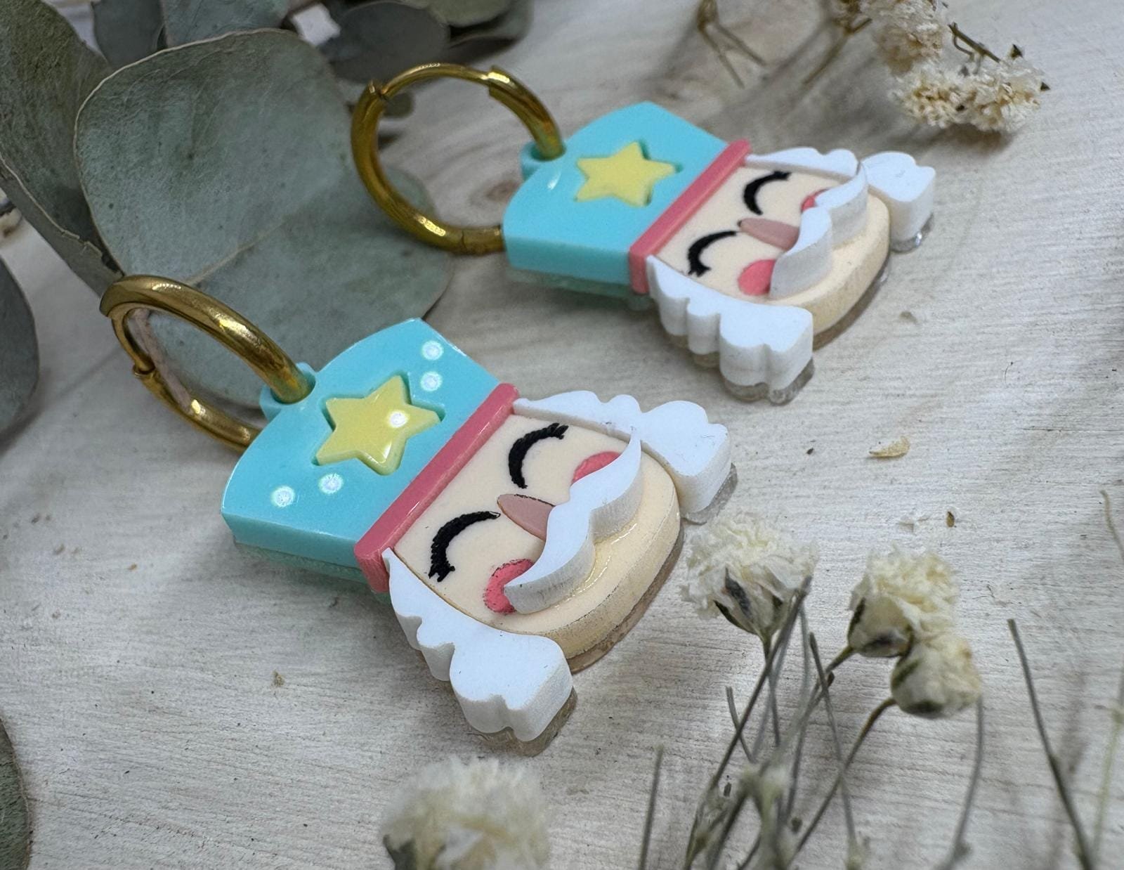 Pendientes Navidad Cascanueces Fabricados con metacrilatos de importación de varios colores y con maquina de alta precisión. Materiales de Calidad: Nuestros pendientes están elaborados con metacrilato de alta calidad, garantizando durabilidad y un acabado brillante que realza cualquier atuendo.