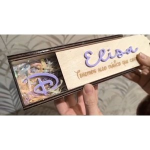 Haz que la primera visita de tus hijos a Disney sea un momento mágico e inolvidable con nuestra Caja Llave Mágica Disney, un regalo personalizado y exclusivo que combina ilusión, diversión y recuerdos que durarán toda la vida. Cada caja está hecha a mano con madera de alta calidad, cuidando cada detalle para que la llave y la presentación sean perfectas. Puedes elegir entre los personajes más queridos de Disney: Mickey o Stitch, y seleccionar el color que más guste: azul, rosa o morado. Si deseas otro color especial, solo tienes que indicarlo en las notas del pedido o ponerte en contacto con nosotros, porque queremos que tu regalo sea totalmente único y personalizado.