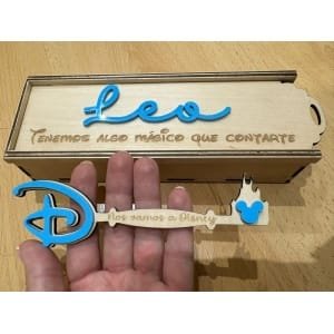 Haz que la primera visita de tus hijos a Disney sea un momento mágico e inolvidable con nuestra Caja Llave Mágica Disney, un regalo personalizado y exclusivo que combina ilusión, diversión y recuerdos que durarán toda la vida. Cada caja está hecha a mano con madera de alta calidad, cuidando cada detalle para que la llave y la presentación sean perfectas. Puedes elegir entre los personajes más queridos de Disney: Mickey o Stitch, y seleccionar el color que más guste: azul, rosa o morado. Si deseas otro color especial, solo tienes que indicarlo en las notas del pedido o ponerte en contacto con nosotros, porque queremos que tu regalo sea totalmente único y personalizado.