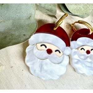Déjate envolver por la magia de la Navidad con nuestros Pendientes Papá Noel, un diseño exclusivo de JudithconAlma creado para quienes disfrutan adornar cada detalle de estas fechas tan especiales. Estas piezas únicas combinan encanto, artesanía y un brillo espectacular que convierte cualquier look navideño en algo memorable.