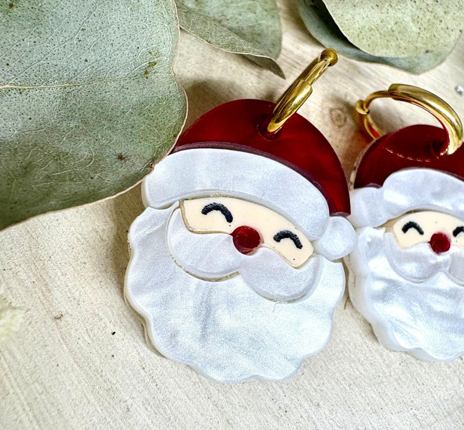 Déjate envolver por la magia de la Navidad con nuestros Pendientes Papá Noel, un diseño exclusivo de JudithconAlma creado para quienes disfrutan adornar cada detalle de estas fechas tan especiales. Estas piezas únicas combinan encanto, artesanía y un brillo espectacular que convierte cualquier look navideño en algo memorable.