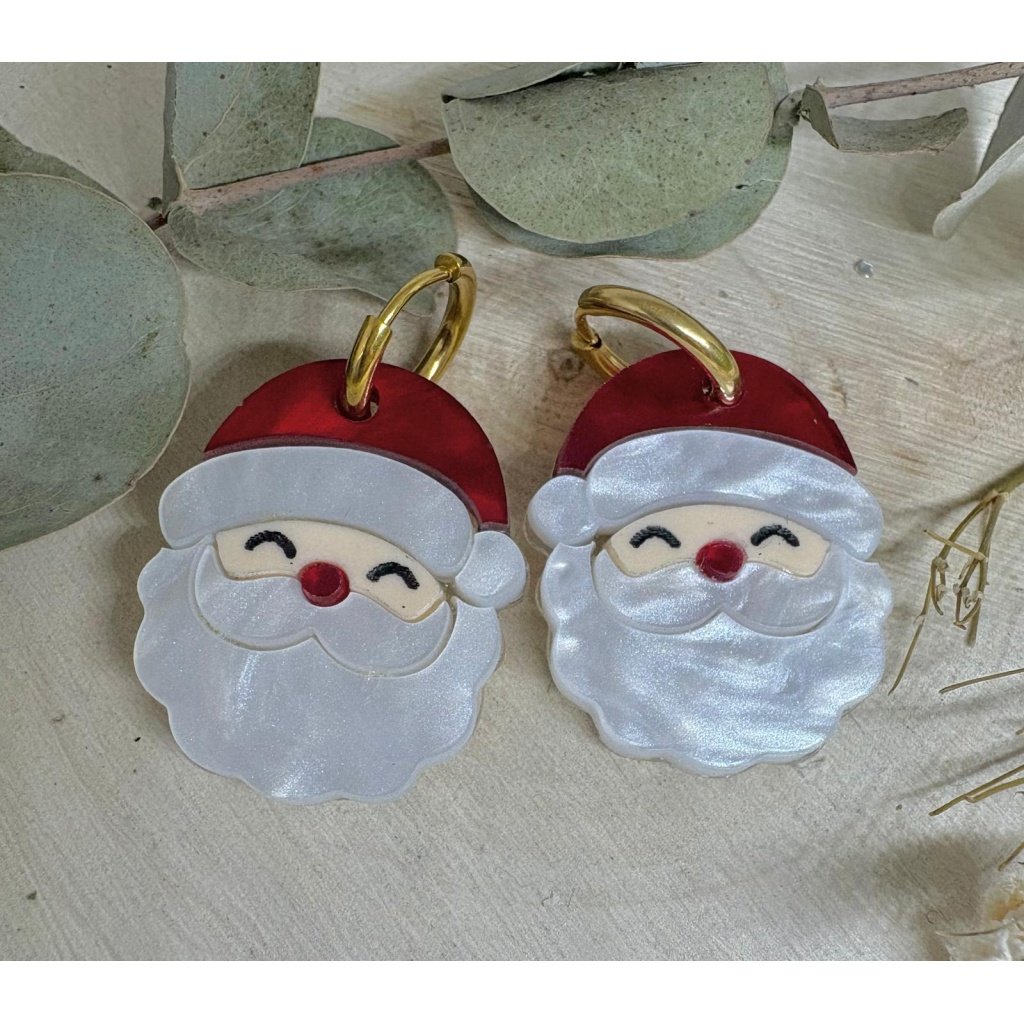 Déjate envolver por la magia de la Navidad con nuestros Pendientes Papá Noel, un diseño exclusivo de JudithconAlma creado para quienes disfrutan adornar cada detalle de estas fechas tan especiales. Estas piezas únicas combinan encanto, artesanía y un brillo espectacular que convierte cualquier look navideño en algo memorable.