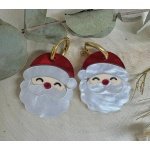 Déjate envolver por la magia de la Navidad con nuestros Pendientes Papá Noel, un diseño exclusivo de JudithconAlma creado para quienes disfrutan adornar cada detalle de estas fechas tan especiales. Estas piezas únicas combinan encanto, artesanía y un brillo espectacular que convierte cualquier look navideño en algo memorable.