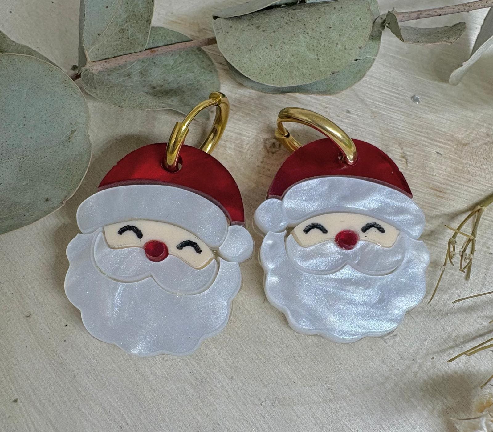Déjate envolver por la magia de la Navidad con nuestros Pendientes Papá Noel, un diseño exclusivo de JudithconAlma creado para quienes disfrutan adornar cada detalle de estas fechas tan especiales. Estas piezas únicas combinan encanto, artesanía y un brillo espectacular que convierte cualquier look navideño en algo memorable.