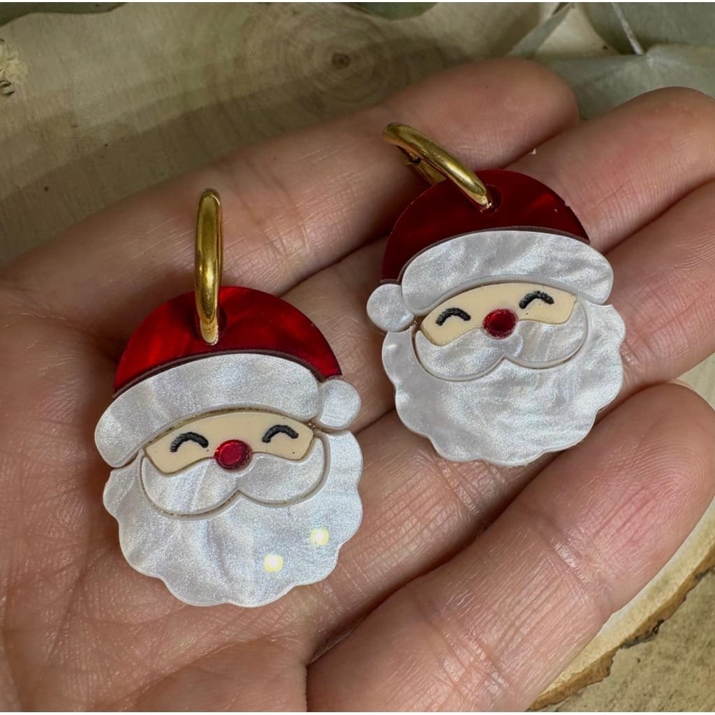 Déjate envolver por la magia de la Navidad con nuestros Pendientes Papá Noel, un diseño exclusivo de JudithconAlma creado para quienes disfrutan adornar cada detalle de estas fechas tan especiales. Estas piezas únicas combinan encanto, artesanía y un brillo espectacular que convierte cualquier look navideño en algo memorable.
