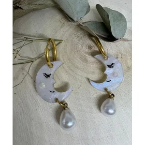 Los Pendientes Luna Perlada nacen de la inspiración en la calma de la noche, la feminidad y la belleza de los pequeños detalles. Un diseño delicado y lleno de magia que rinde homenaje a la luna y a su luz suave, convirtiéndose en un complemento elegante, original y atemporal. Este modelo exclusivo de JudithconAlma está pensado para mujeres que buscan piezas especiales, con personalidad y un acabado artesanal cuidado al máximo. Están elaborados con metacrilatos de importación de alta calidad, seleccionados por su resistencia, ligereza y belleza. El protagonista de este diseño es el metacrilato nacarado, que aporta un brillo sutil y sofisticado, con reflejos perlados que cambian según la luz. Este efecto crea una sensación etérea y luminosa que realza el rostro y aporta un toque muy especial a cualquier look.
