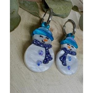 Los Pendientes Muñeco de Nieve llegan para llenar tu Navidad de magia, brillo y ternura. Inspirados en la esencia más bonita del invierno, están diseñados con metacrilatos de importación cuidadosamente seleccionados para lograr un acabado luminoso, resistente y lleno de vida. Cada muñeco de nieve está formado por capas de metacrilato nacarado blanco que aportan un destello suave y elegante, acompañado de detalles en azul glitter que hacen que el diseño destaque desde cualquier ángulo.