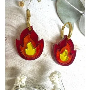 Estos PENDIENTES FUEGO metacrilato están diseñados para no pasar desapercibidos. Son una pieza muy especial, llena de fuerza, color y personalidad, perfecta para quienes buscan complementos originales que aporten un toque diferente a cualquier look. Su diseño, inspirado en formas orgánicas y vibrantes, los convierte en un modelo llamativo pero fácil de llevar en el día a día o en ocasiones especiales.