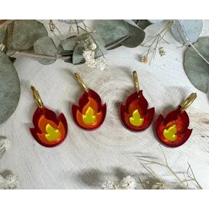 Estos PENDIENTES FUEGO metacrilato están diseñados para no pasar desapercibidos. Son una pieza muy especial, llena de fuerza, color y personalidad, perfecta para quienes buscan complementos originales que aporten un toque diferente a cualquier look. Su diseño, inspirado en formas orgánicas y vibrantes, los convierte en un modelo llamativo pero fácil de llevar en el día a día o en ocasiones especiales.