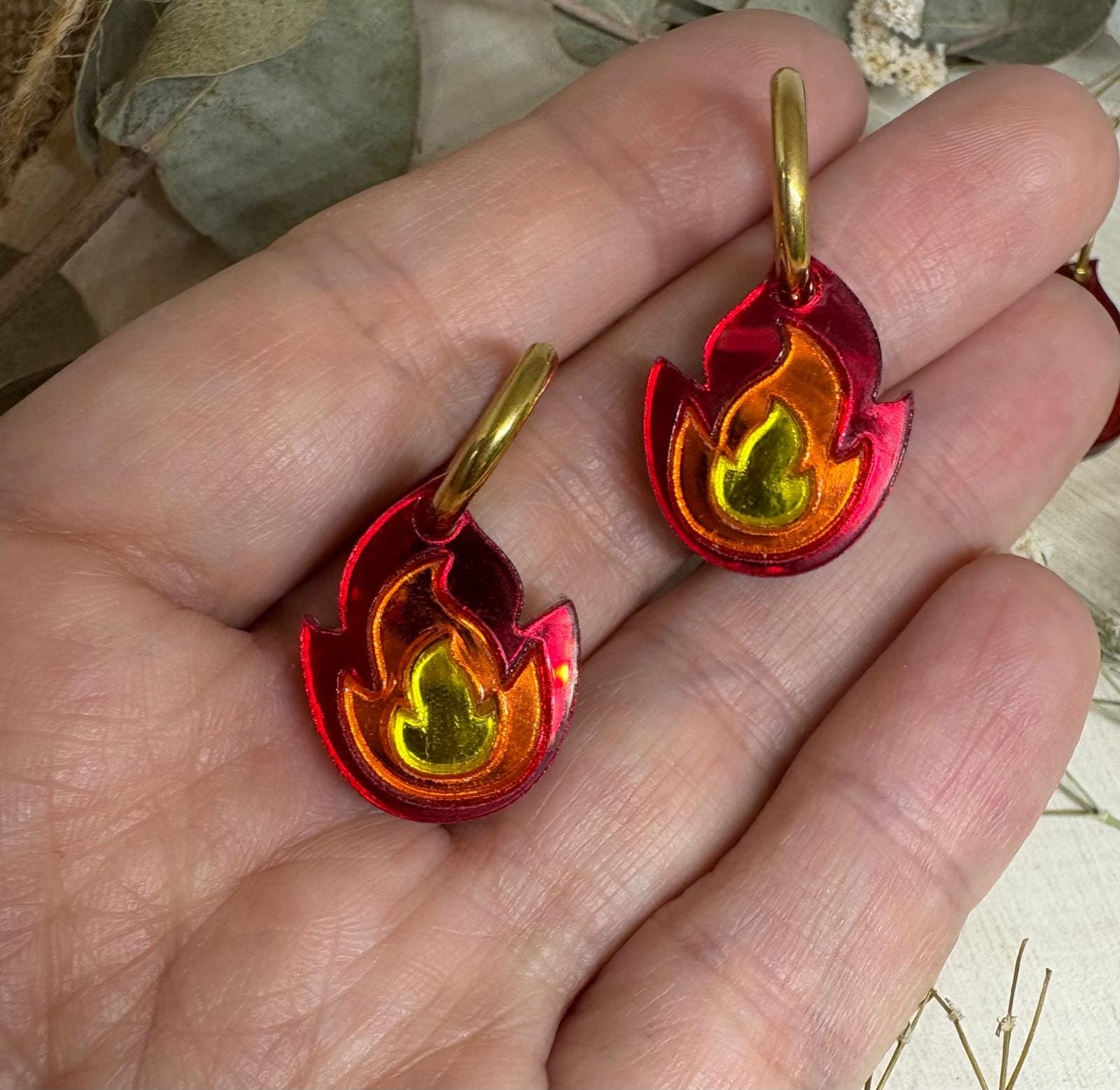 Estos PENDIENTES FUEGO metacrilato están diseñados para no pasar desapercibidos. Son una pieza muy especial, llena de fuerza, color y personalidad, perfecta para quienes buscan complementos originales que aporten un toque diferente a cualquier look. Su diseño, inspirado en formas orgánicas y vibrantes, los convierte en un modelo llamativo pero fácil de llevar en el día a día o en ocasiones especiales.