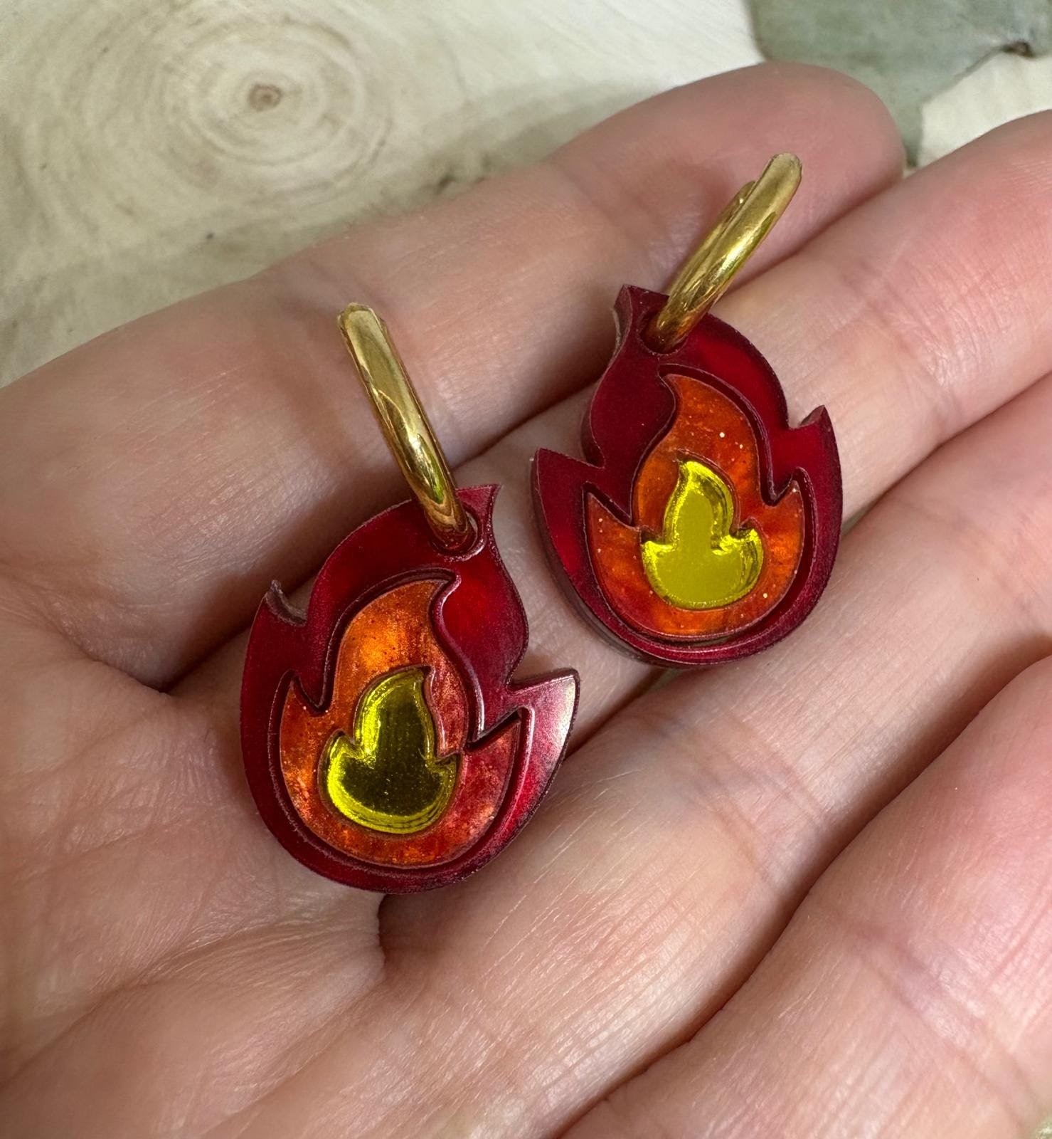 Estos PENDIENTES FUEGO metacrilato están diseñados para no pasar desapercibidos. Son una pieza muy especial, llena de fuerza, color y personalidad, perfecta para quienes buscan complementos originales que aporten un toque diferente a cualquier look. Su diseño, inspirado en formas orgánicas y vibrantes, los convierte en un modelo llamativo pero fácil de llevar en el día a día o en ocasiones especiales.