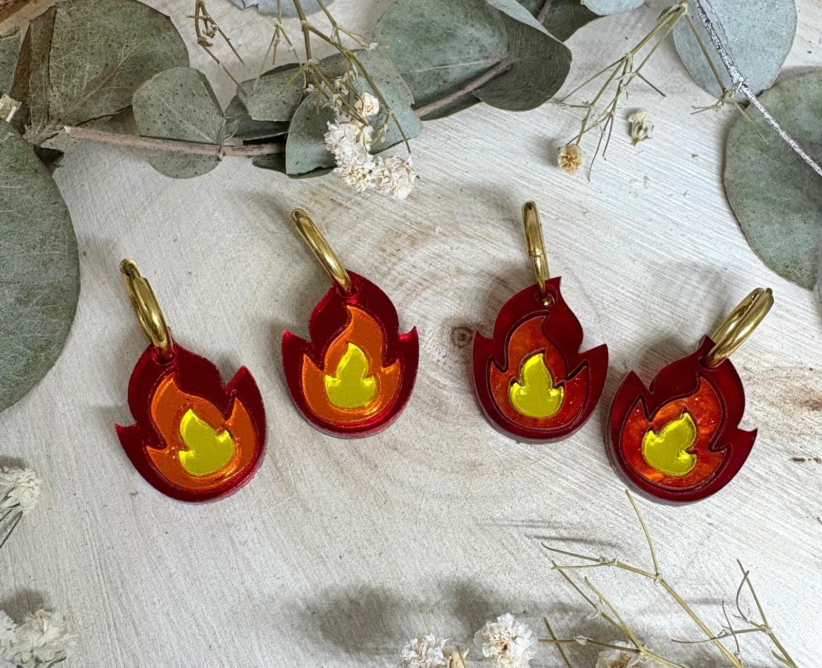 Estos PENDIENTES FUEGO metacrilato están diseñados para no pasar desapercibidos. Son una pieza muy especial, llena de fuerza, color y personalidad, perfecta para quienes buscan complementos originales que aporten un toque diferente a cualquier look. Su diseño, inspirado en formas orgánicas y vibrantes, los convierte en un modelo llamativo pero fácil de llevar en el día a día o en ocasiones especiales.