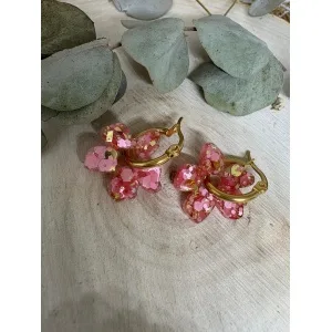 Los Pendientes Flores Resina son una explosión de color, brillo y alegría pensados para quienes disfrutan de los accesorios con personalidad. Un diseño exclusivo de JudithconAlma que combina la delicadeza de las flores con acabados vibrantes y luminosos, creando un complemento capaz de transformar cualquier look al instante.