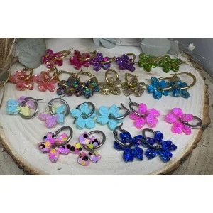 Los Pendientes Flores Resina son una explosión de color, brillo y alegría pensados para quienes disfrutan de los accesorios con personalidad. Un diseño exclusivo de JudithconAlma que combina la delicadeza de las flores con acabados vibrantes y luminosos, creando un complemento capaz de transformar cualquier look al instante.