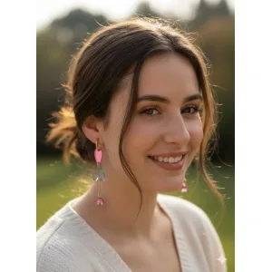 Los Pendientes Lágrimas de Corazón son una pieza delicada y original que combina diseño, movimiento y elegancia. Su forma alargada y ligera estiliza el rostro, mientras que la mezcla de corazones aporta un aire romántico y actual. Un diseño pensado para acompañarte tanto en el día a día como en momentos especiales.