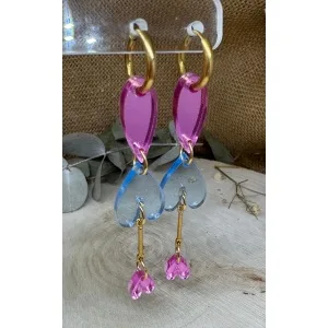 Los Pendientes Lágrimas de Corazón son una pieza delicada y original que combina diseño, movimiento y elegancia. Su forma alargada y ligera estiliza el rostro, mientras que la mezcla de corazones aporta un aire romántico y actual. Un diseño pensado para acompañarte tanto en el día a día como en momentos especiales.