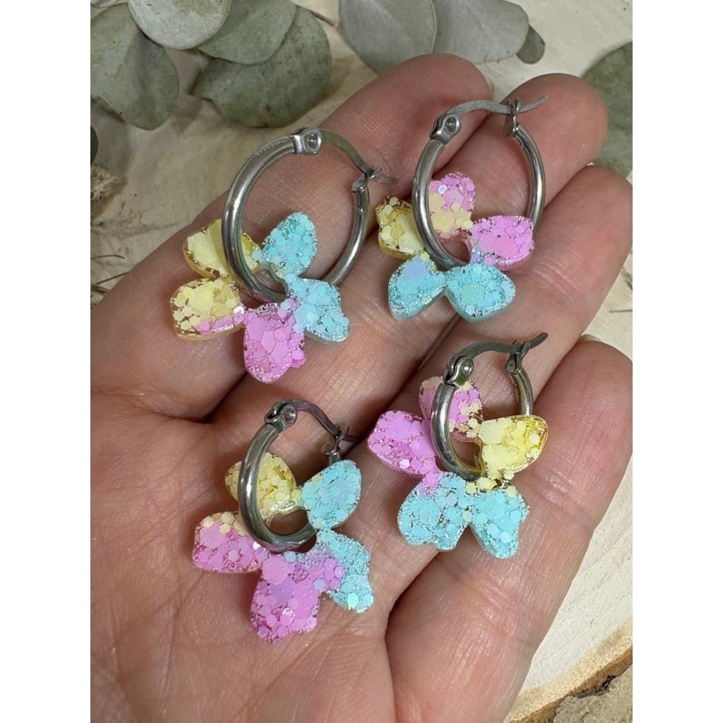 Los Pendientes Flores Resina son una explosión de color, brillo y alegría pensados para quienes disfrutan de los accesorios con personalidad. Un diseño exclusivo de JudithconAlma que combina la delicadeza de las flores con acabados vibrantes y luminosos, creando un complemento capaz de transformar cualquier look al instante.
