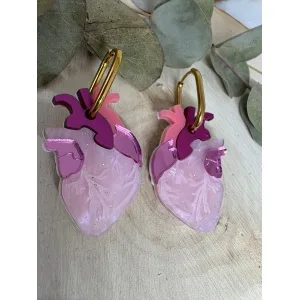 Los Pendientes Corazón Anatómico son una pieza impactante, diferente y con mucha personalidad. Un diseño exclusivo de Judithconalma, pensado para mujeres que buscan joyas originales, con fuerza visual y un significado profundo. No pasan desapercibidos: son arte, expresión y carácter en forma de pendiente. Cada corazón está inspirado en la anatomía real, reinterpretado de manera artística y contemporánea mediante una máquina láser de alta precisión, lo que permite un nivel de detalle excepcional en cada pieza. El resultado es un pendiente espectacular, moderno y muy cuidado, donde se aprecia cada forma, cada capa y cada textura.