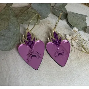 Los Pendientes Corazón en Llamas son una declaración de estilo, fuerza y personalidad. Un diseño que simboliza la pasión, la energía y el poder interior, convertido en un accesorio único que no pasa desapercibido. Este modelo exclusivo de JudithconAlma está pensado para quienes buscan pendientes originales, con carácter y un significado especial.