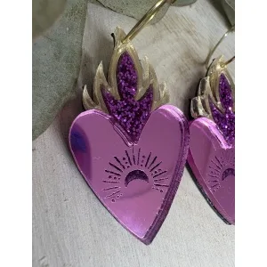 Los Pendientes Corazón en Llamas son una declaración de estilo, fuerza y personalidad. Un diseño que simboliza la pasión, la energía y el poder interior, convertido en un accesorio único que no pasa desapercibido. Este modelo exclusivo de JudithconAlma está pensado para quienes buscan pendientes originales, con carácter y un significado especial.