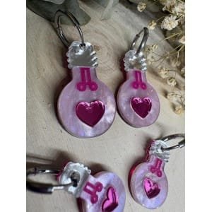 Hay diseños que iluminan… y otros que transmiten algo más. Las Bombillas Luz de Amor son un modelo exclusivo de Judithconalma, creado para simbolizar la luz, la energía positiva y esos pequeños detalles que hacen especial cada día. Su forma de bombilla representa ideas bonitas, momentos únicos y emociones que brillan desde dentro. Un diseño delicado pero con carácter, perfecto para quienes buscan pendientes originales, diferentes y llenos de significado. Diseño exclusivo y hecho a mano