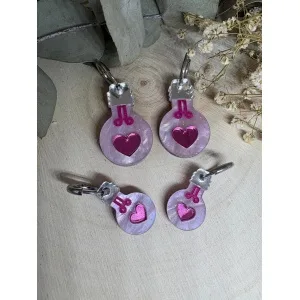 Hay diseños que iluminan… y otros que transmiten algo más. Las Bombillas Luz de Amor son un modelo exclusivo de Judithconalma, creado para simbolizar la luz, la energía positiva y esos pequeños detalles que hacen especial cada día. Su forma de bombilla representa ideas bonitas, momentos únicos y emociones que brillan desde dentro. Un diseño delicado pero con carácter, perfecto para quienes buscan pendientes originales, diferentes y llenos de significado. Diseño exclusivo y hecho a mano