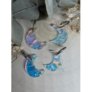 Un diseño que atrapa la luz y no pasa desapercibido. Las Lunas iridiscentes texturizadas son un modelo exclusivo de Judithconalma, creado para quienes buscan pendientes diferentes, ligeros y con un brillo especial que cambia según la luz y el movimiento. Cada luna está realizada en metacrilato iridiscente de última generación, con una textura sutil que aporta profundidad y reflejos únicos en tonos nacarados, azules, rosados y dorados. No hay dos iguales: cada pieza tiene su propio juego de luces. Diseño exclusivo y hecho a mano
