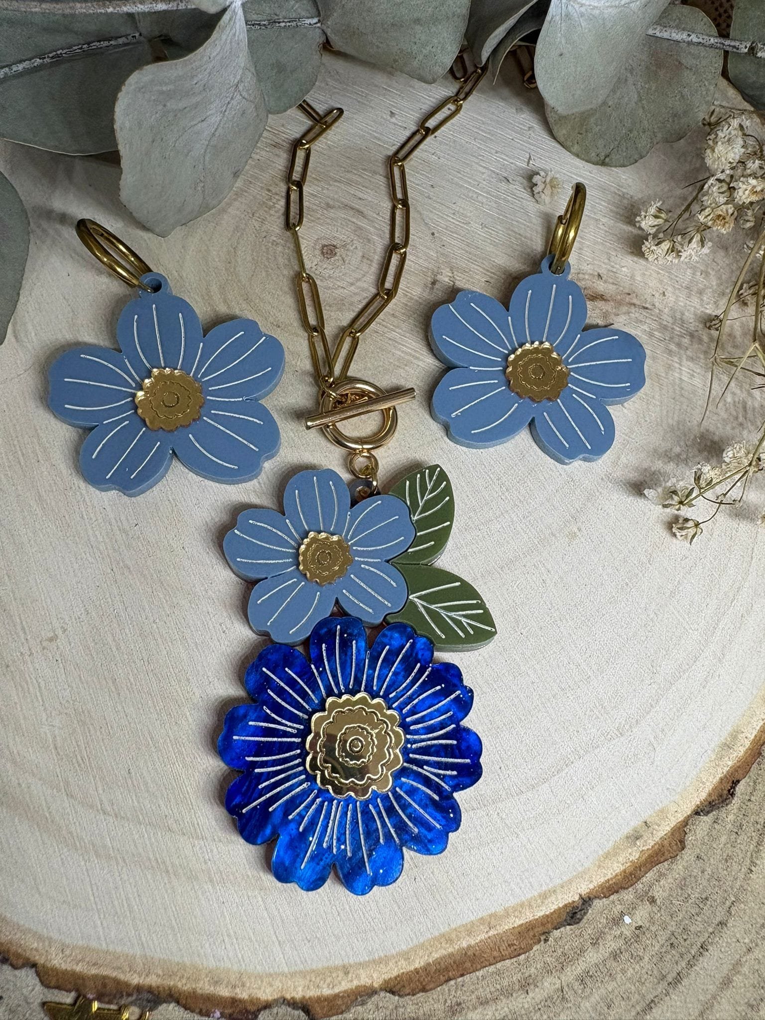 El Pack Jardín de Primavera nace inspirado en la frescura de las flores en plena floración, en los colores vivos de la naturaleza y en esa luz especial que solo trae la primavera. Un conjunto delicado, elegante y lleno de vida que transmite alegría, feminidad y estilo propio. Este pack exclusivo de JudithconAlma está diseñado y fabricado íntegramente por nosotros, con mimo, detalle y muchísima dedicación. No se vende por separado: collar y pendientes forman un conjunto único, pensado para brillar juntos. Trabajamos con metacrilatos de última generación, combinando acabados marmoleados y espejo, con corte láser de alta precisión para conseguir líneas limpias, formas florales definidas y un resultado profesional, ligero y muy cómodo. Un conjunto floral que evoca jardines en flor, pétalos delicados y pequeños detalles dorados que aportan luz y sofisticación.