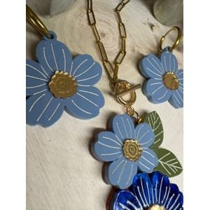 El Pack Jardín de Primavera nace inspirado en la frescura de las flores en plena floración, en los colores vivos de la naturaleza y en esa luz especial que solo trae la primavera. Un conjunto delicado, elegante y lleno de vida que transmite alegría, feminidad y estilo propio. Este pack exclusivo de JudithconAlma está diseñado y fabricado íntegramente por nosotros, con mimo, detalle y muchísima dedicación. No se vende por separado: collar y pendientes forman un conjunto único, pensado para brillar juntos. Trabajamos con metacrilatos de última generación, combinando acabados marmoleados y espejo, con corte láser de alta precisión para conseguir líneas limpias, formas florales definidas y un resultado profesional, ligero y muy cómodo. Un conjunto floral que evoca jardines en flor, pétalos delicados y pequeños detalles dorados que aportan luz y sofisticación.