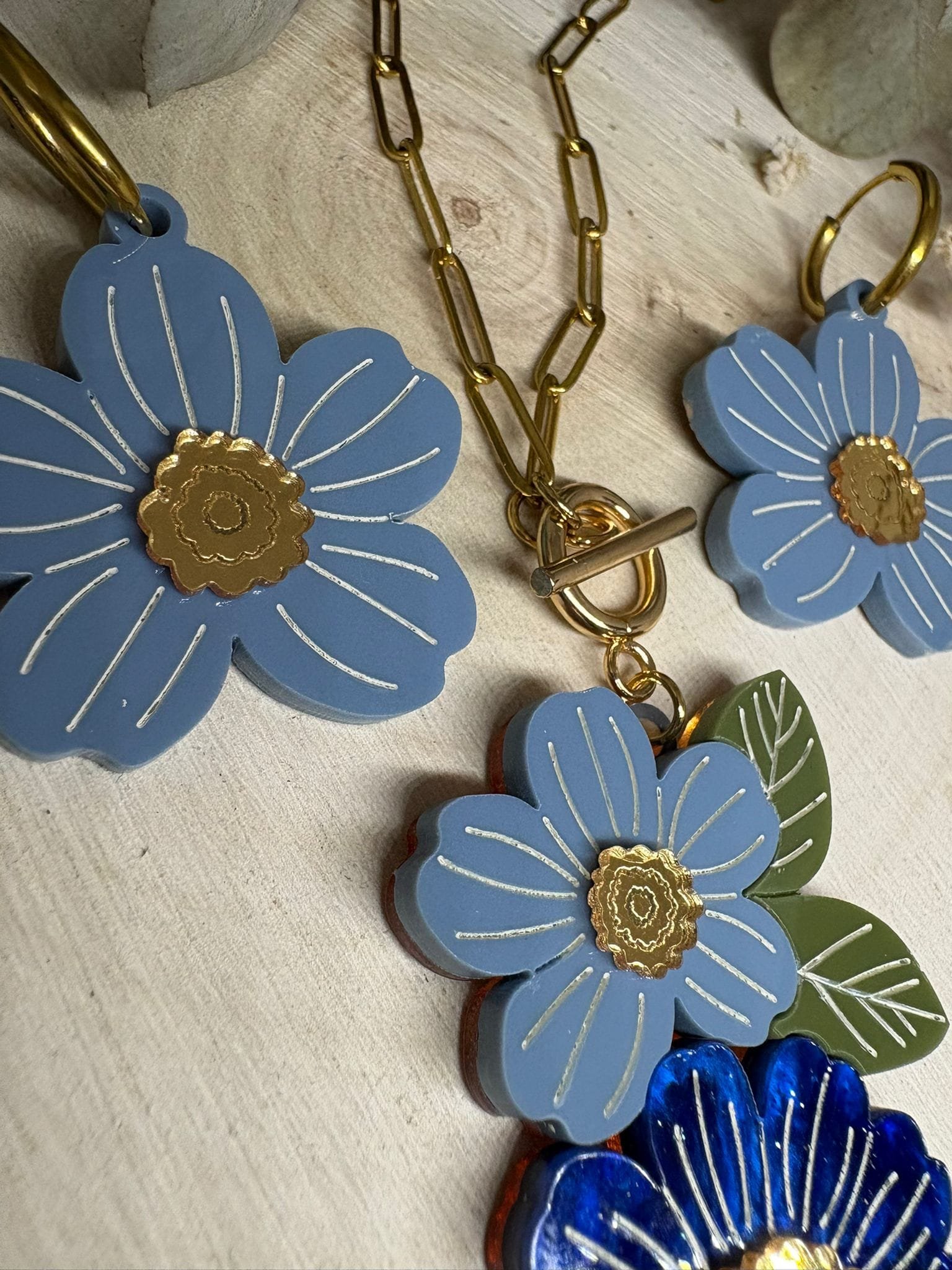 El Pack Jardín de Primavera nace inspirado en la frescura de las flores en plena floración, en los colores vivos de la naturaleza y en esa luz especial que solo trae la primavera. Un conjunto delicado, elegante y lleno de vida que transmite alegría, feminidad y estilo propio. Este pack exclusivo de JudithconAlma está diseñado y fabricado íntegramente por nosotros, con mimo, detalle y muchísima dedicación. No se vende por separado: collar y pendientes forman un conjunto único, pensado para brillar juntos. Trabajamos con metacrilatos de última generación, combinando acabados marmoleados y espejo, con corte láser de alta precisión para conseguir líneas limpias, formas florales definidas y un resultado profesional, ligero y muy cómodo. Un conjunto floral que evoca jardines en flor, pétalos delicados y pequeños detalles dorados que aportan luz y sofisticación.