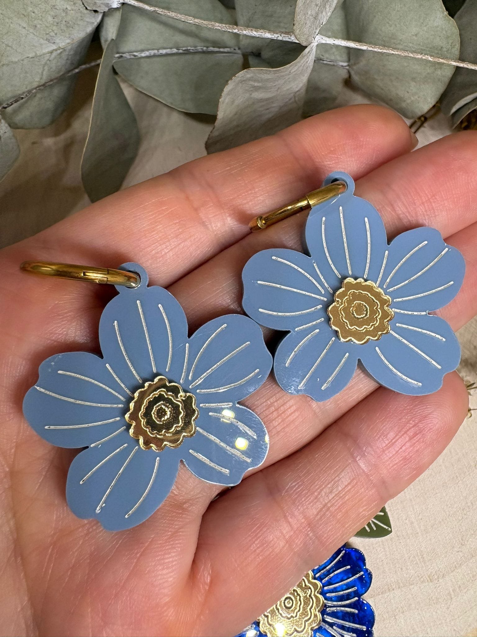 El Pack Jardín de Primavera nace inspirado en la frescura de las flores en plena floración, en los colores vivos de la naturaleza y en esa luz especial que solo trae la primavera. Un conjunto delicado, elegante y lleno de vida que transmite alegría, feminidad y estilo propio. Este pack exclusivo de JudithconAlma está diseñado y fabricado íntegramente por nosotros, con mimo, detalle y muchísima dedicación. No se vende por separado: collar y pendientes forman un conjunto único, pensado para brillar juntos. Trabajamos con metacrilatos de última generación, combinando acabados marmoleados y espejo, con corte láser de alta precisión para conseguir líneas limpias, formas florales definidas y un resultado profesional, ligero y muy cómodo. Un conjunto floral que evoca jardines en flor, pétalos delicados y pequeños detalles dorados que aportan luz y sofisticación.