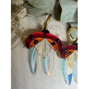 Pendientes de metacrilato artesanales – Diseño exclusivo JudithconAlma Los Pendientes Mariquitas en Vuelo son una pieza alegre, delicada y llena de simbolismo. Inspirados en la naturaleza y en uno de los insectos más queridos, estos pendientes capturan la imagen de dos mariquitas desplegando sus alas en pleno vuelo. Las mariquitas son símbolo de buena suerte, alegría y prosperidad, lo que convierte a estos pendientes en un complemento especial tanto para el día a día como para ocasiones especiales. Cada pieza está elaborada con metacrilatos de importación de alta calidad, seleccionados por su brillo, resistencia y ligereza. La combinación de colores y transparencias recrea el movimiento de las alas abiertas, aportando luz y un efecto visual muy atractivo.