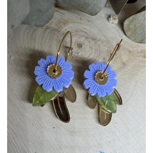 Exclusivos de JudithconAlma Inspirados en la belleza natural de las flores silvestres, estos pendientes combinan delicadeza y carácter en un diseño alegre y luminoso. Una pieza floral ligera, cómoda y perfecta para dar vida a cualquier look. ✨ Características: 🌸 Diseño exclusivo JudithconAlma 🌸 Medida total: 4 cm (aro incluido) 🌸 Metacrilato mate 🌸 Metacrilato espejo 🌸 Metacrilato marmoleado 🌸 Corte láser de alta precisión 🌸 Colores disponibles: coral, azul y blanco 🌸 Ligeros, cómodos y muy favorecedores Una flor que no se marchita y que siempre suma estilo