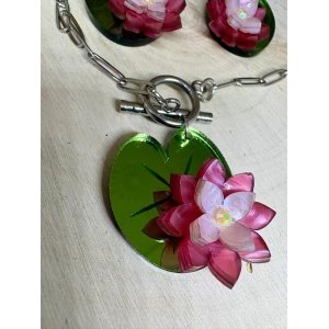 Conjunto Pendientes y Colgante Nenúfar Inspirado en la delicadeza de las flores que flotan sobre el agua, el conjunto Pendientes y Colgante Nenúfar es una pieza elegante, fresca y llena de personalidad. Un diseño floral que evoca la calma de los jardines acuáticos y la belleza natural de los nenúfares. Cada elemento de este conjunto ha sido creado con mimo y atención al detalle, combinando metacrilatos de importación de alta calidad con un diseño cuidado que aporta volumen, textura y un juego de colores muy especial. Diseño exclusivo JudithconAlma